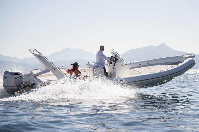 Louer le WAVE 27 bateau à moteur au port de Bandol